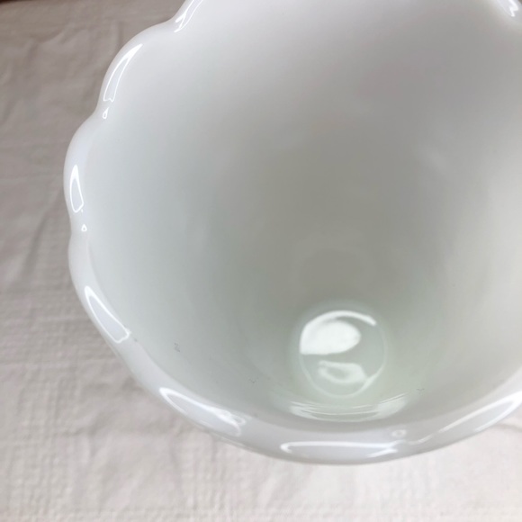 White Milk glass vase tear drops and dots design, no marking unknown maker - Picture 4 of 8